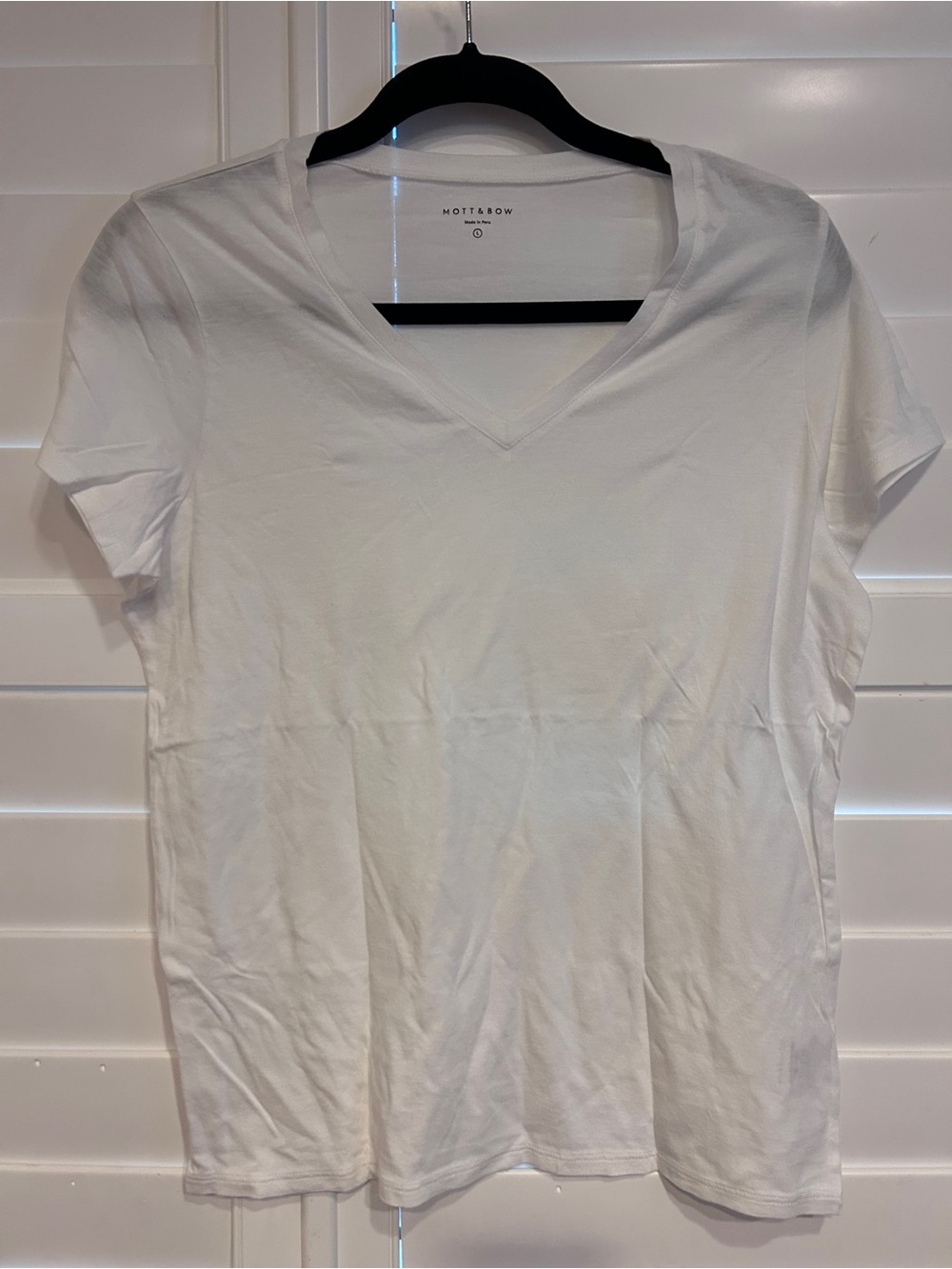 Mott & Bow Women's White V-Neck Short Sleeve Tee